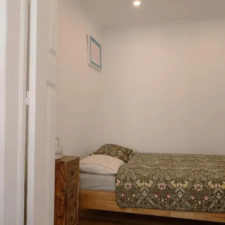 Charming 1br With Terrace Praca Flores | By Airnest شقة