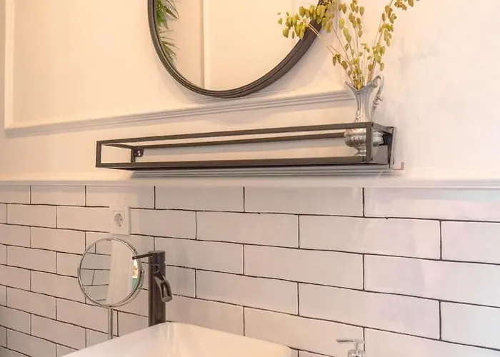 Charming 1br With Terrace Praca Flores | By Airnest 아파트 리스본