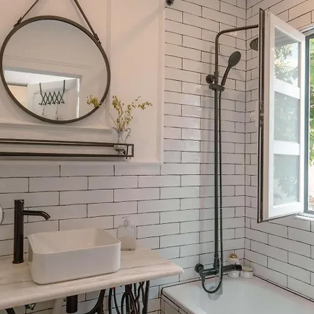 Apartamento Charming 1br With Terrace Praça Flores | By Airnest